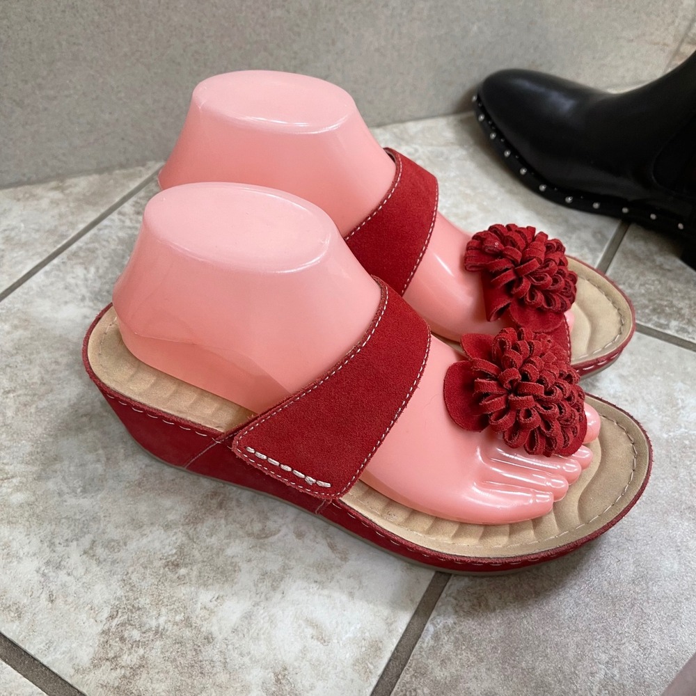 David Tate Red Suede Flower Accent Adjustable Strap Wedge Sandals 8W EUC spring - Picture 3 of 9